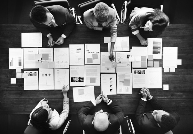 Dalam mempersentasikan ide dalam pertemuan besar lalu meraih kesuksesan.