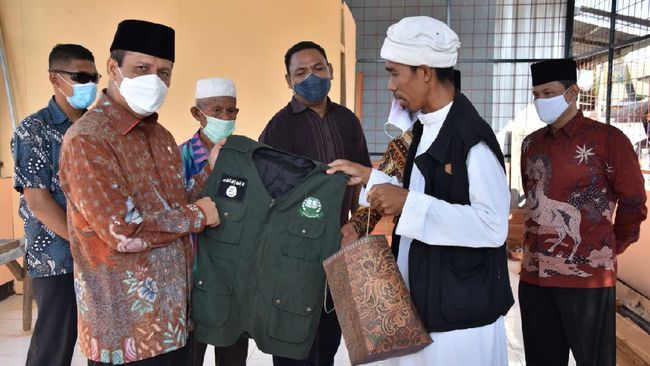 Eks Panglima JAS Serahkan Rompi Kebesaran ke BNPT: Bukti Saya Kembali ke NKRI Eks Panglima JAS Serahkan Rompi Kebesaran ke BNPT: Bukti Saya Kembali ke NKRI