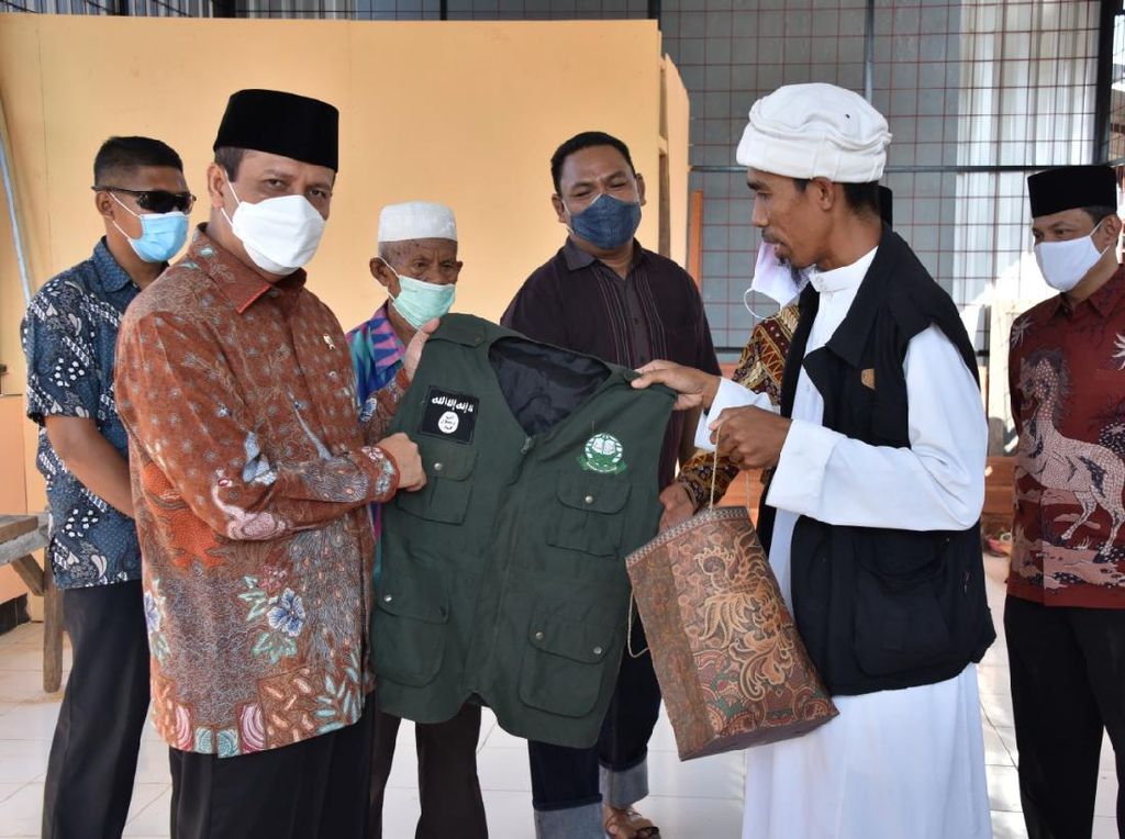 Eks Panglima JAS Serahkan Rompi Kebesaran ke BNPT: Bukti Saya Kembali ke NKRI Eks Panglima JAS Serahkan Rompi Kebesaran ke BNPT: Bukti Saya Kembali ke NKRI