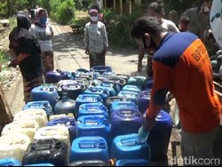 Kekeringan, BPBD Probolinggo Dropping Air Bersih Warga di Lereng Pegunungan
