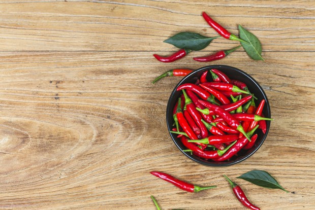 dalam cabai terdapat kandungan capsaicin yang memiliki manfaat sebagai anti inflamasi.
