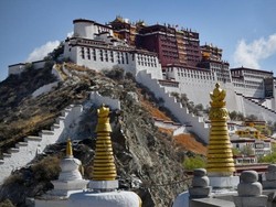 China Dilaporkan Paksa Ratusan Ribu Warga Tibet Masuk Kamp Kerja Paksa