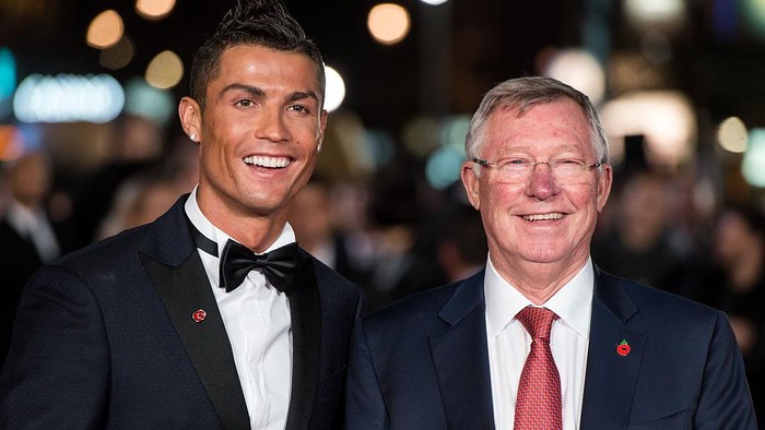 MANCHESTER, UNITED KINGDOM - DECEMBER 05:  Sir Alex Ferguson the manager of Manchester United talks with Cristiano Ronaldo during the Manchester United training session at the Carrington Training Complex on December 5, 2006 at Carrington in Manchester, England.  (Photo by Alex Livesey/Getty Images)