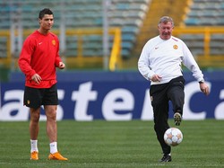 Di MU, Ronaldo dulu punya Sir Alex Ferguson yang bak jadi figur ayah. Konon Sir Alex ikut turun tangan dalam membuat Ronaldo kini kembali menuju Setan Merah dari Juventus. Foto: (Getty Images)