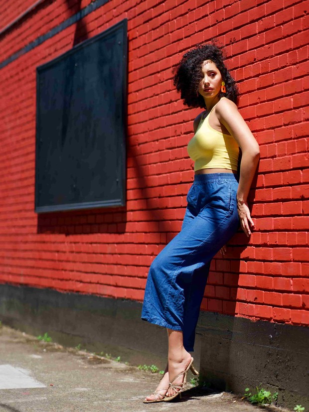 Cropped Jeans/sumber: www.pexels.com/ Pemilik tubuh mungil ataupun dengan paha yang besar akan nampak cocok saat memakai model jeans cropped.