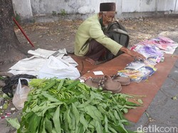 Kisah Mbah Dalimin Penjual Kangkung di Solo yang Tak Lagi Bisa Mendengar