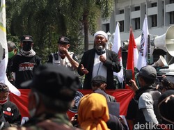 Massa di Bandung Desak Penusukan Ulama-Perusakan Masjid Diusut Tuntas