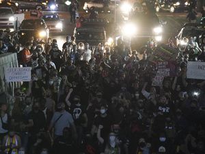 Buntut Demo Kematian Breonna Taylor Bikin Politikus Ikut Diamankan Buntut Demo Kematian Breonna Taylor Bikin Politikus Ikut Diamankan