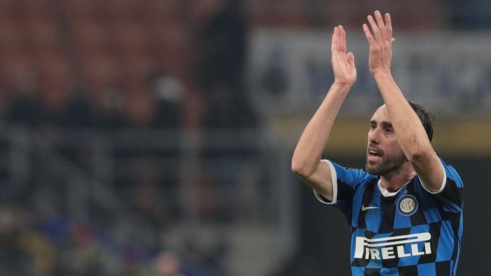 MILAN, ITALY - DECEMBER 06:  Diego Godin of FC Internazionale greets the fans at the end of the Serie A match between FC Internazionale and AS Roma at Stadio Giuseppe Meazza on December 6, 2019 in Milan, Italy.  (Photo by Emilio Andreoli/Getty Images)