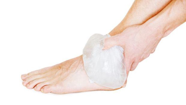 Kompreslah menggunakan es atau kompres dingin ke area yang mendapatkan proses waxing  beberapa kali sehari