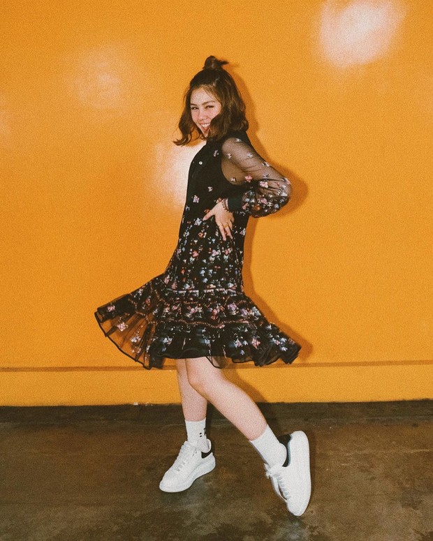 g Dress lengan panjang bermotif juga pas untuk dipadankan dengan sneakers putih