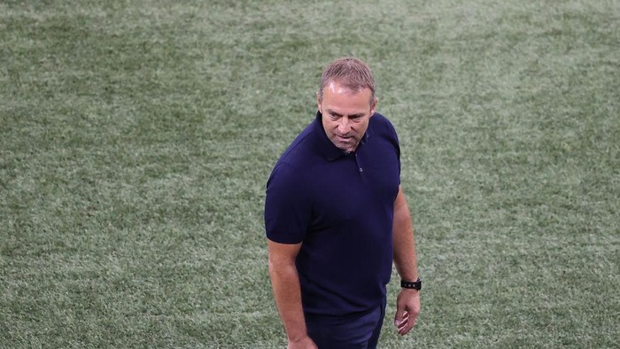 BUDAPEST, HUNGARY - SEPTEMBER 24: Hans-Dieter Flick, Head Coach of Bayern Munich reacts during the UEFA Super Cup match between FC Bayern Munich and FC Sevilla at Puskas Arena on September 24, 2020 in Budapest, Hungary. 20,000 fans have been allowed into the ground as COVID-19 restrictions ease. (Photo by Laszlo Szirtesi/Getty Images)