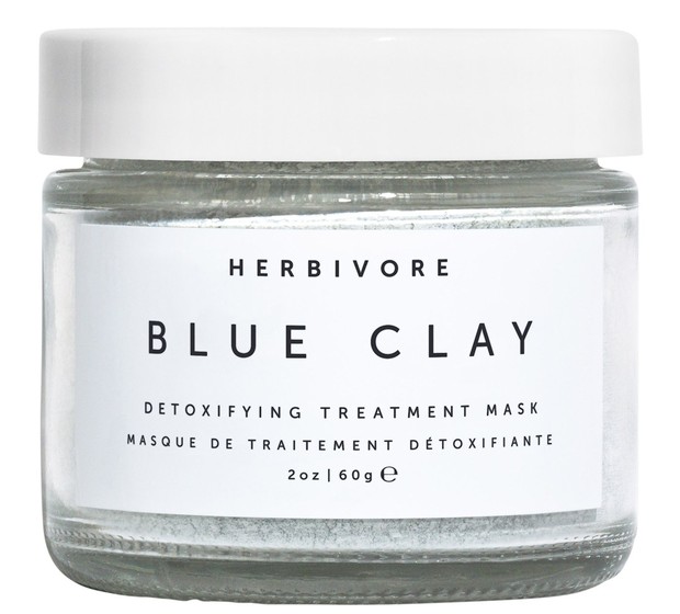 Blue Clay Spot Treatment Mask diformulasikan untuk mendetoksifikasi kulit secara mendalam dan menarik kotoran dari dalam pori-pori.