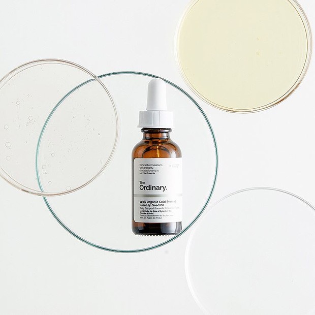https://www.instagram.com/deciemkorea/ The Ordinary Rose Hip Seed Oil bermanfaat menyehatkan, melembapkan, memperbaiki tekstur kulit, meratakan warna kulit, mengatasi jerawat, dan membuat kulit glowing