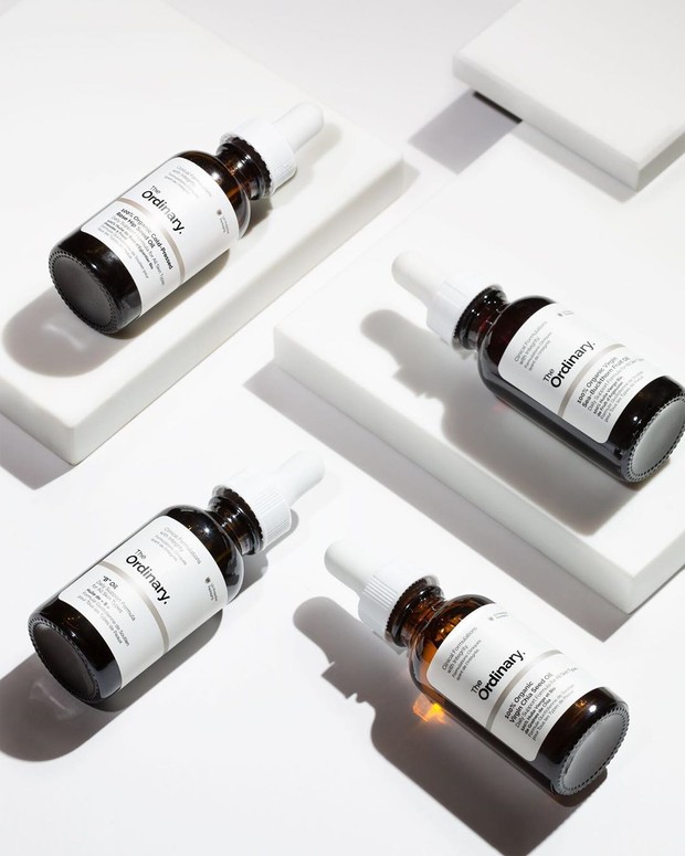 https://www.instagram.com/deciemkorea/ Berbeda dengan face oil rosehip lainnya, The Ordinary Rose Hip Seed Oil tidak hanya melembapkan atau menghidrasi kulit, tapi juga memperbaiki dan mencerahkan kulit.