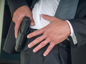 Pistolnya Ketinggalan di Pesawat, Bodyguard Inggris Diskorsing Pistolnya Ketinggalan di Pesawat, Bodyguard Inggris Diskorsing