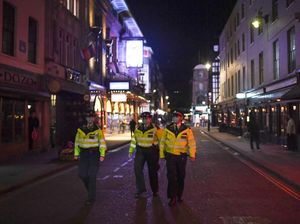 Inggris akan Longgarkan Pembatasan Virus Corona Selama Natal