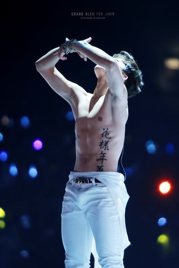 Idol Kpop pria mengekspos perut berotot atau abs dipuji karena menjaga tubuhnya dengan baik.