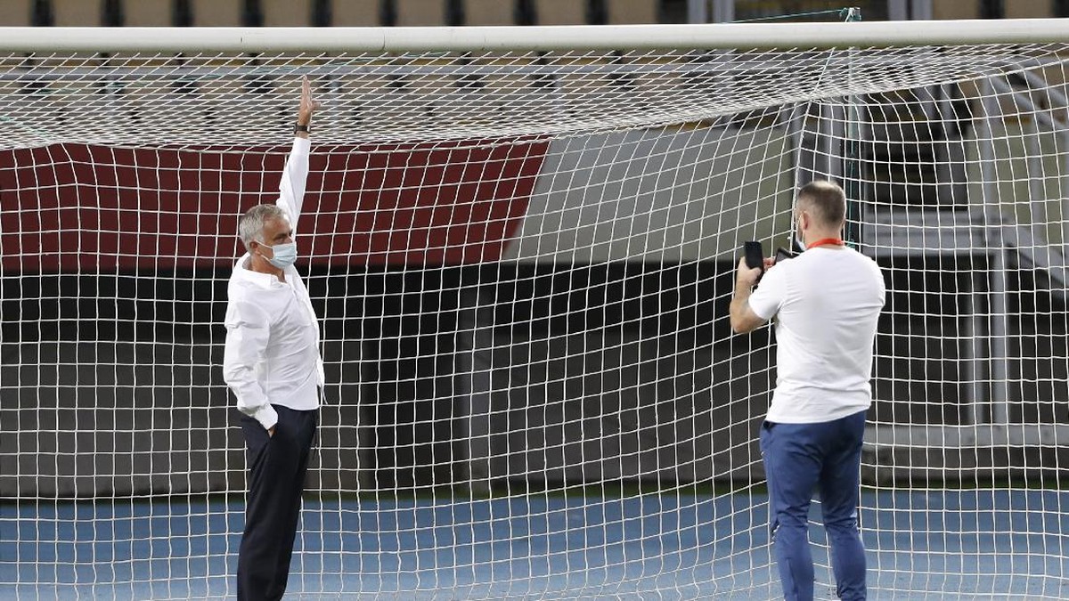 Jose Mourinho sempat  mengeluhkan ukuran gawang sebelum laga Shkendija vs Tottenham Hotspur di Liga Europa (Foto: Getty Images/Srdjan Stevanovic)