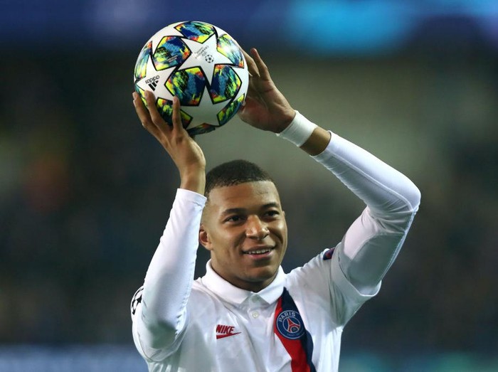 BRUGGE, BELGIUM - OCTOBER 22: Kylian Mbappe of PSG celebrates victory with the fans after the UEFA Champions League group A match between Club Brugge KV and Paris Saint-Germain at Jan Breydel Stadium on October 22, 2019 in Brugge, Belgium. (Photo by Dean Mouhtaropoulos/Getty Images)