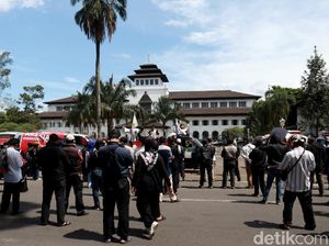Ribuan Buruh Bergerak dari Cimahi ke Gedung Sate Ribuan Buruh Bergerak dari Cimahi ke Gedung Sate