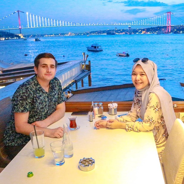 Potret romantis isti dan musab