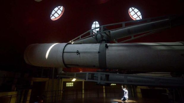 Petugas melakukan perawatan teleskop Zeiss di Observatorium Bosscha, Lembang, Kabupaten Bandung Barat, Jawa Barat, Senin (15/7). Perawatan teleskop yang pertama kali digunakan pada 1928 tersebut dilakukan sebagai upaya pelestarian Observatorium Bosscha yang merupakan salah satu tempat peneropongan bintang tertua di Indonesia. [ANTARA FOTO/Raisan Al Farisi]