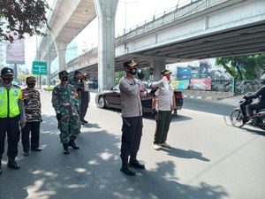 Operasi Yustisi di Mampang Jaksel, 4 Orang Dihukum Menyapu Jalan