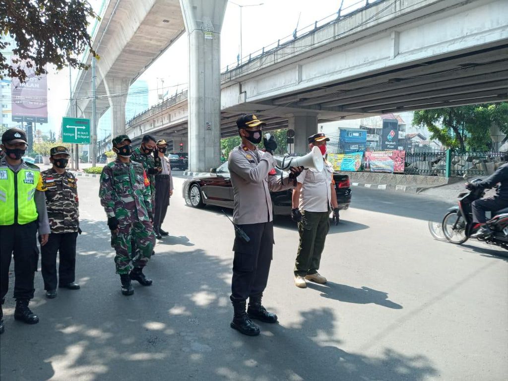 Operasi Yustisi di Mampang Jaksel, 4 Orang Dihukum Menyapu Jalan Operasi Yustisi di Mampang Jaksel, 4 Orang Dihukum Menyapu Jalan