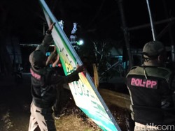 Alat Peraga Kampanye di Trenggalek Ditertibkan. Baliho Besar Menyusul