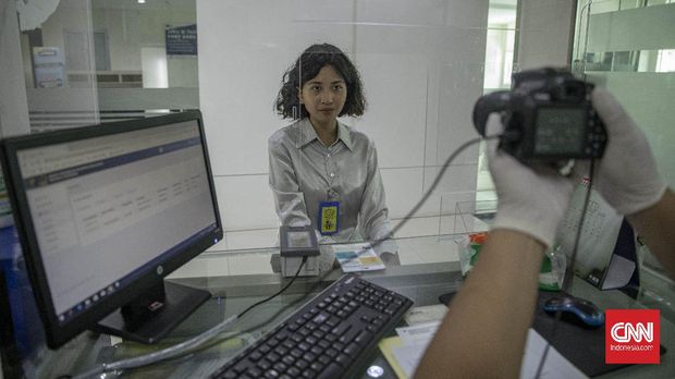 Aktivitas pembuatan paspor di Kantor Imigrasi Jakarta Selatan di Warung Buncit, Jakarta, Jumat, 25 September 2020. Pemerintah baru saja menerbitkan aturan baru tentang masa berlaku paspor semula hanya lima tahun menjadi sepuluh tahun. Aturan itu tertuang dalam Peraturan Pemerintah Nomor 51 Tahun 2020 Tentang Keimigrasian yang diteken Presiden RI Joko Widodo pada 10 September lalu. Indonesia/Bisma Septalisma