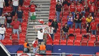 Para suporter bergerak bebas di tribune stadion. (Foto: Tibor Ilyes - Pool/Getty Images)