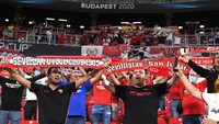 Di dalam stadion, para suporter suporter mengenakan masker. Namun, masih banyak yang membandel dengan tidak mengenakannya, bahkan tidak menjaga jarak. (Foto: Tibseor Ilyes - Pool/Getty Images)