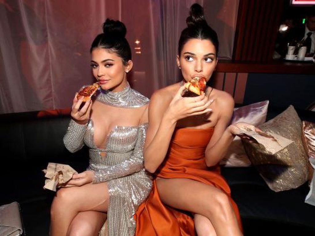 7 Seleb Hollywood yang Doyan Pizza, Selena Gomez hingga Kylie Jenner 7 Seleb Hollywood yang Doyan Pizza, Selena Gomez hingga Kylie Jenner