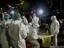 Malam-malam Petugas Rapid Test On The Spot Kerumunan di Surabaya