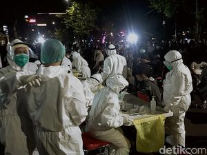 Malam-malam Petugas Rapid Test On The Spot Kerumunan di Surabaya Malam-malam Petugas Rapid Test On The Spot Kerumunan di Surabaya