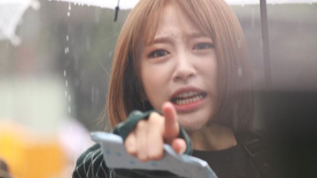 Reaksi Hani Melihat Penggemar Kehujanan/ Foto: Koreaboo
