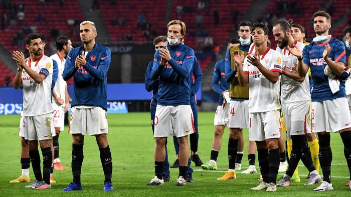 BUDAPEST, HUNGARY - SEPTEMBER 24: Players of FC Sevilla look dejected following their sides defeat in the UEFA Super Cup match between FC Bayern Munich and FC Sevilla at Puskas Arena on September 24, 2020 in Budapest, Hungary. 20,000 fans have been allowed into the ground as COVID-19 restrictions ease. (Photo by Tibor Ilyes - Pool/Getty Images)
