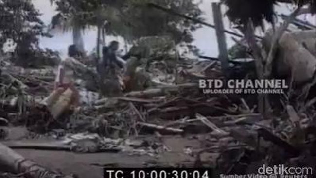 Sekilas Jatim: Begal Payudara di Ponorogo-Tsunami Banyuwangi 1994 Sekilas Jatim: Begal Payudara di Ponorogo-Tsunami Banyuwangi 1994