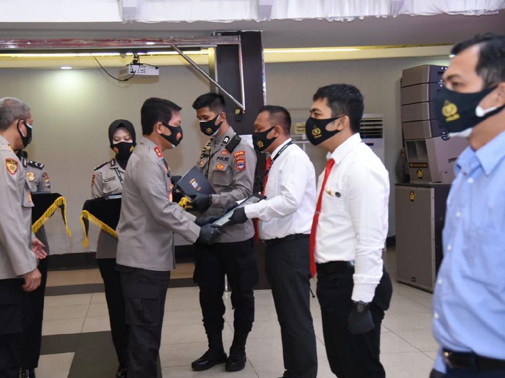 Ungkap Penyeludupan Sabu 300 Kg, 42 Personel Polda Kalsel Dapat Penghargaan Ungkap Penyeludupan Sabu 300 Kg, 42 Personel Polda Kalsel Dapat Penghargaan