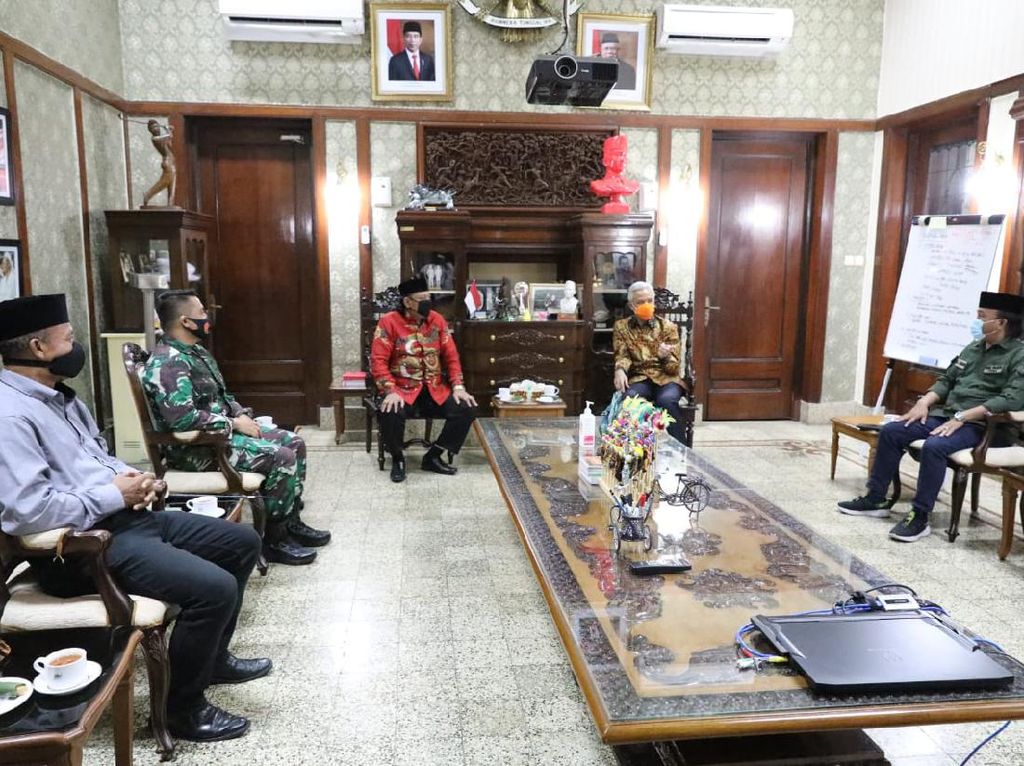Sowan Ganjar Jelaskan Dangdutan Waket DPRD, Walkot Tegal Minta Maaf Sowan Ganjar Jelaskan Dangdutan Waket DPRD, Walkot Tegal Minta Maaf