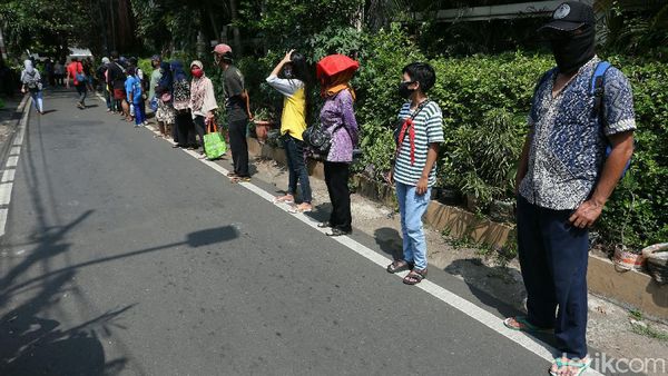 Potret Warga Antre Sembako Gratis saat PSBB