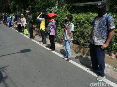 Potret Warga Antre Sembako Gratis saat PSBB