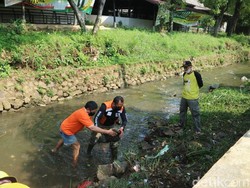 Antisipasi Banjir, Warga Bogor Bersih-bersih Anak Sungai Ciliwung