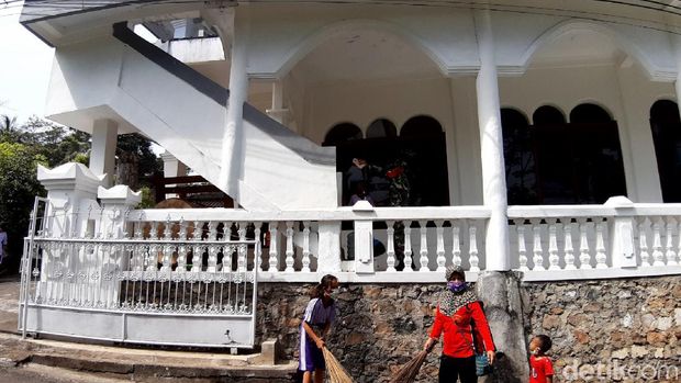 Warga Desa Gedong, Kecamatan Banyubiru, Kabupaten Semarang bergotong royong membersihkan kapel dan masjid yang lokasinya berdekatan, Jumat (25/9/2020)
