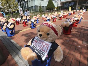 Wow! Boneka Beruang Ini Gantikan Peran Pendemo