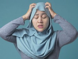 Dear Hijabers, Ini Kebiasaan yang Bikin Rambut Rontok & Berketombe