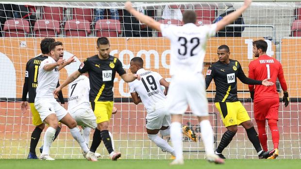 AUGSBURG, GERMANY - SEPTEMBER 26: Felix Uduokhai of FC Augsburg celebrates after scoring his team's first goal during the Bundesliga match between FC Augsburg and Borussia Dortmund at WWK-Arena on September 26, 2020 in Augsburg, Germany. A limited number of fans have been let into the stadium as COVID-19 restrictions ease. (Photo by Alexander Hassenstein/Getty Images)