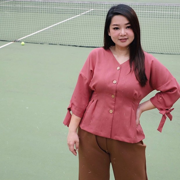 Bentuk kerah V adalah rekomendasi terbaik untuk kamu yang bertubuh berisi.