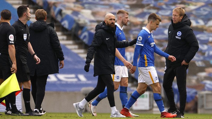 BRIGHTON, ENGLAND - SEPTEMBER 26: Brighton and Hove Albion players leave the pitch following their defeat in the Premier League match between Brighton & Hove Albion and Manchester United at American Express Community Stadium on September 26, 2020 in Brighton, England. Sporting stadiums around the UK remain under strict restrictions due to the Coronavirus Pandemic as Government social distancing laws prohibit fans inside venues resulting in games being played behind closed doors. (Photo by John Sibley - Pool/Getty Images)